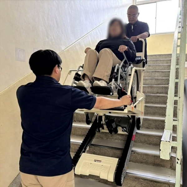 階段昇降機でスタッフが誘導している様子